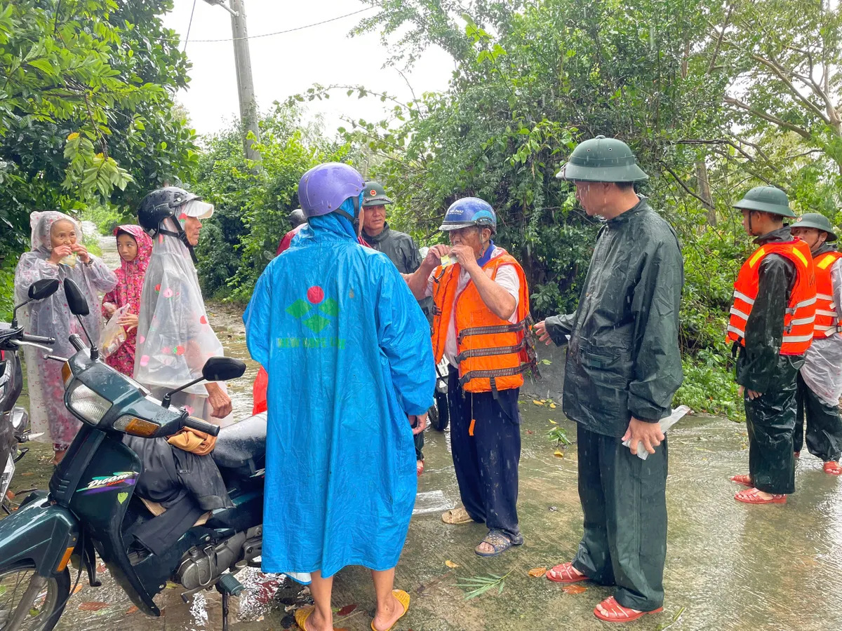 Những vòng tay bộ đội nâng đỡ người già trong biển nước lũ - Ảnh 3.