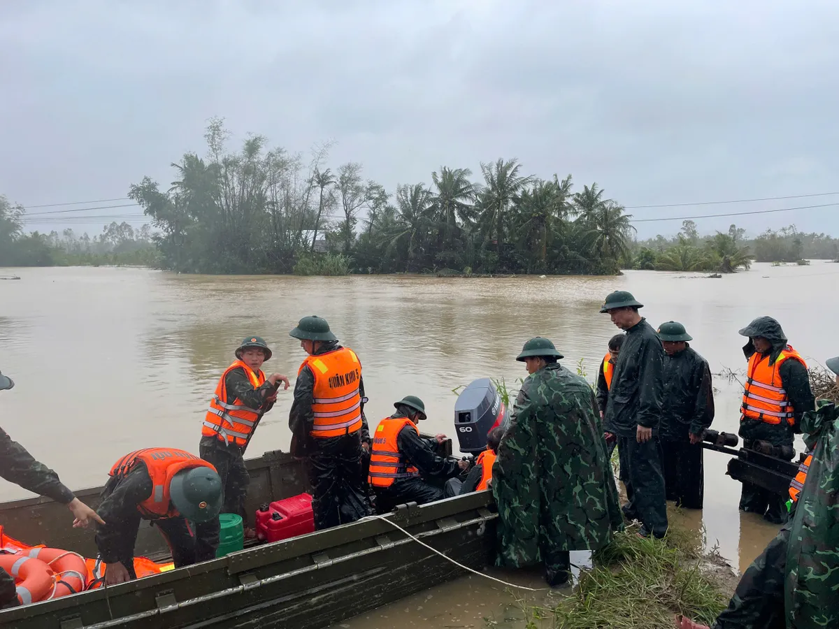 Những vòng tay bộ đội nâng đỡ người già trong biển nước lũ - Ảnh 4.