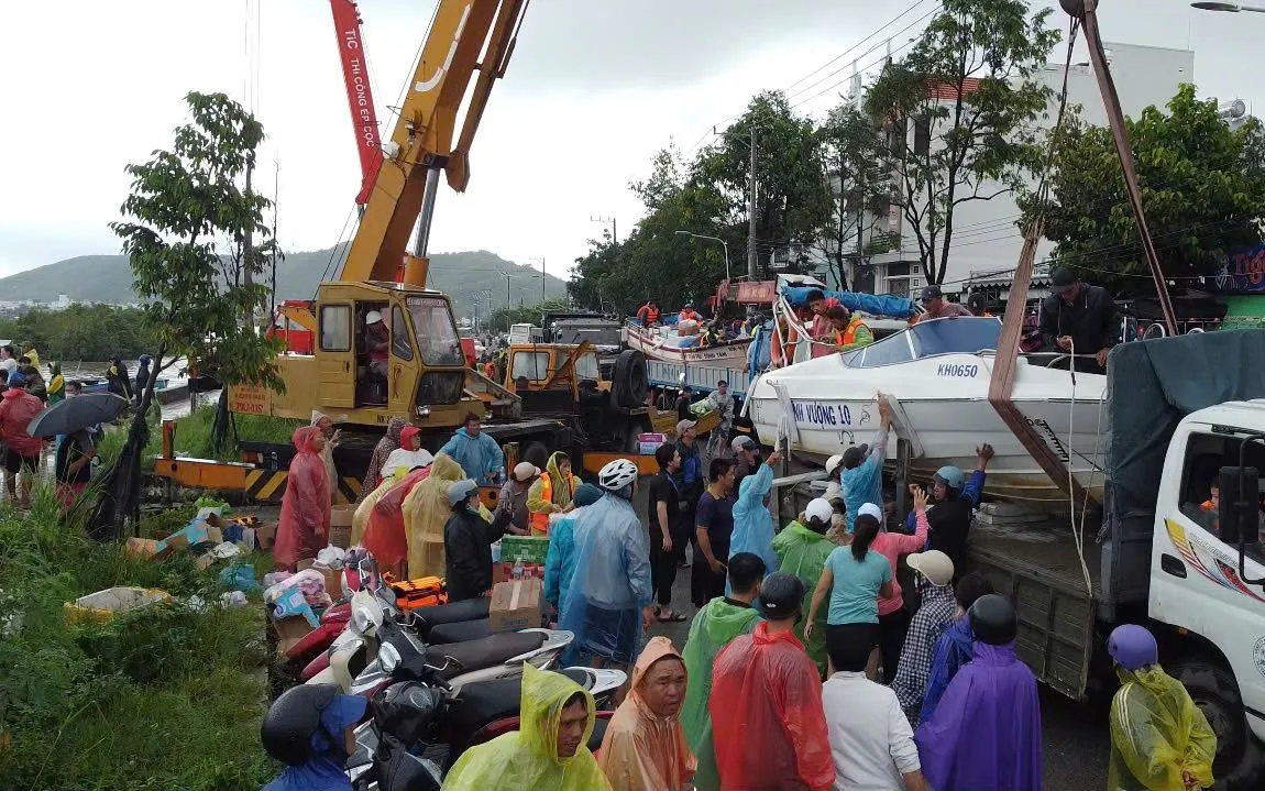 Huy động ca nô du lịch tham gia hỗ trợ dân bị cô lập tại Khánh Hòa.