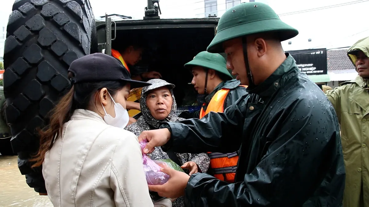 Quân khu 5 hỗ trợ khẩn cấp nhu yếu phẩm cho người dân vùng lũ Gia Lai - Ảnh 1.