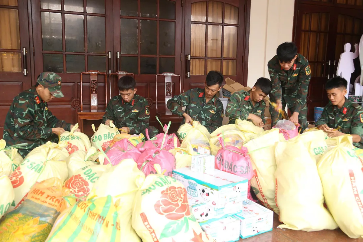 Quân khu 5 hỗ trợ khẩn cấp nhu yếu phẩm cho người dân vùng lũ Gia Lai - Ảnh 2.