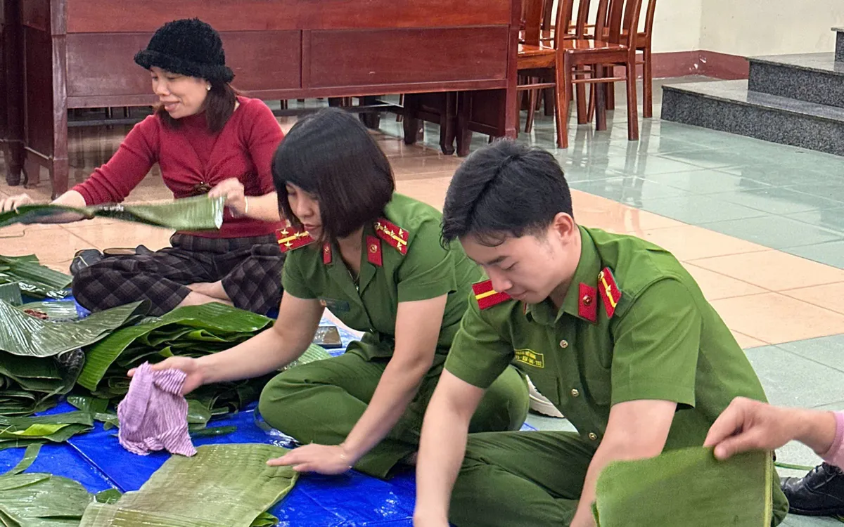 Người dân buôn làng cùng lực lượng công an gói bánh chưng.