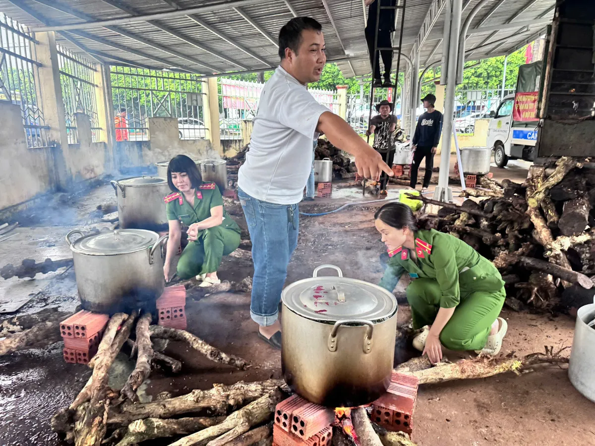 Ấm l&ograve;ng những chiếc b&aacute;nh chưng trong v&ugrave;ng lũ - Ảnh 3.
