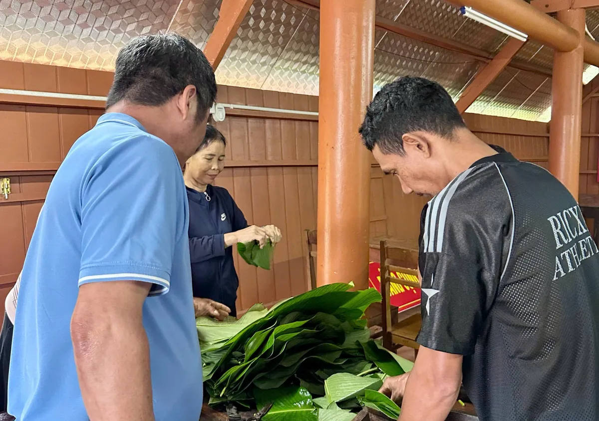 Ấm l&ograve;ng những chiếc b&aacute;nh chưng trong v&ugrave;ng lũ - Ảnh 1.