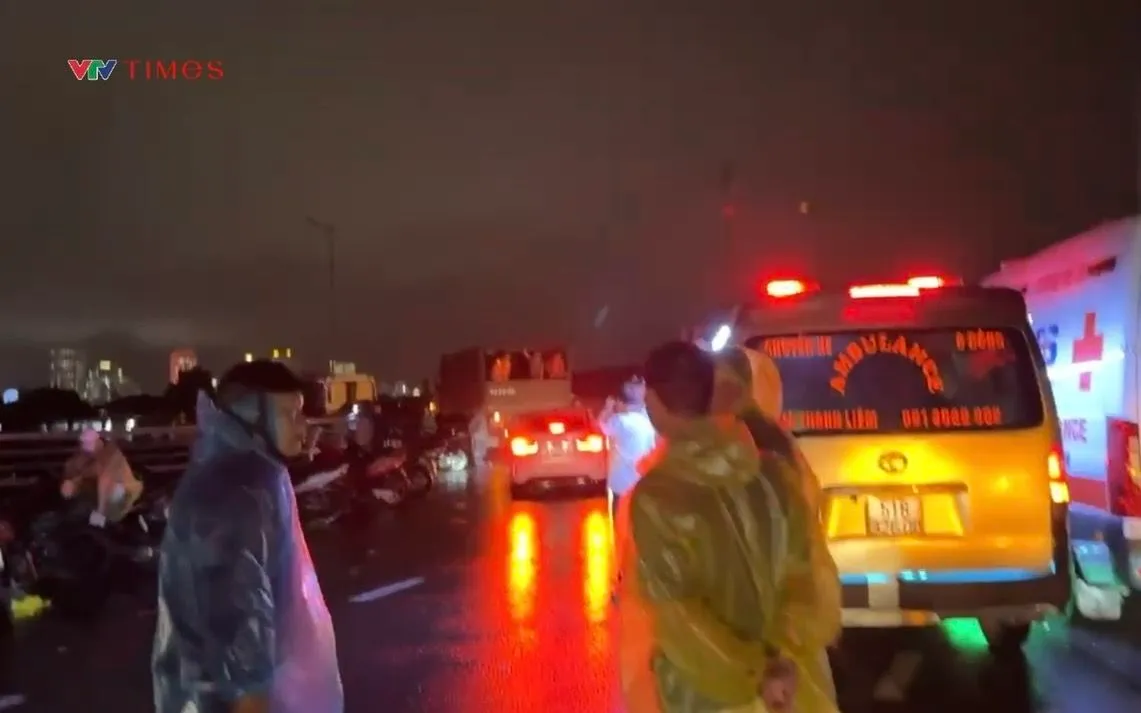 Những căn lều dã chiến trở thành điểm tập trung tiếp nhận thông tin cứu hộ, nơi nhiều gia đình đứng ngóng tin người thân đang mắc kẹt trong vùng lũ.