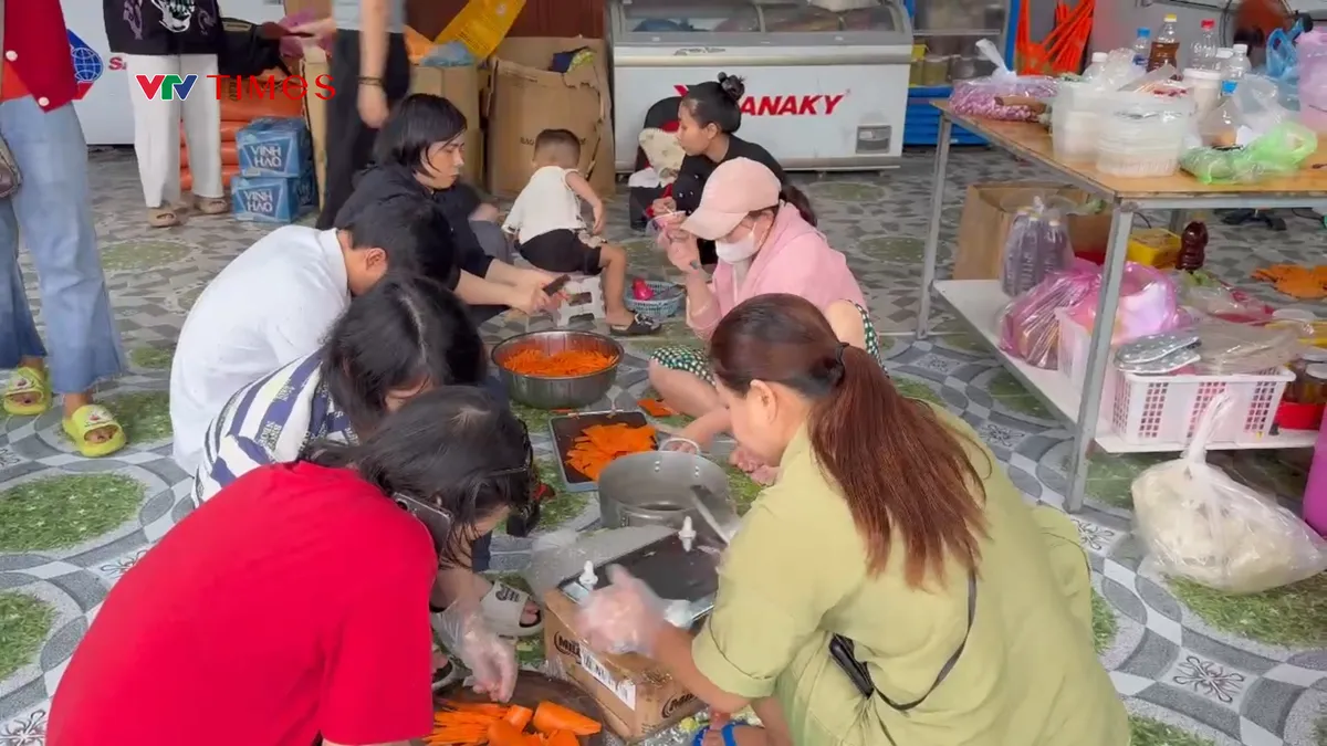 Khánh Hòa: Hàng nghìn suất cơm đến vùng lũ- Ảnh 2.