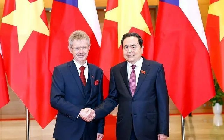 Chủ tịch Quốc hội Trần Thanh Mẫn đón Chủ tịch Thượng viện Quốc hội Cộng hòa Czech. (Ảnh: TTXVN) 