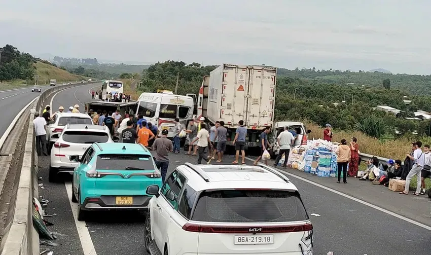 Xe chở hàng cứu trợ gặp tai nạn liên hoàn trên cao tốc Dầu Giây – Phan Thiết - Ảnh 3.