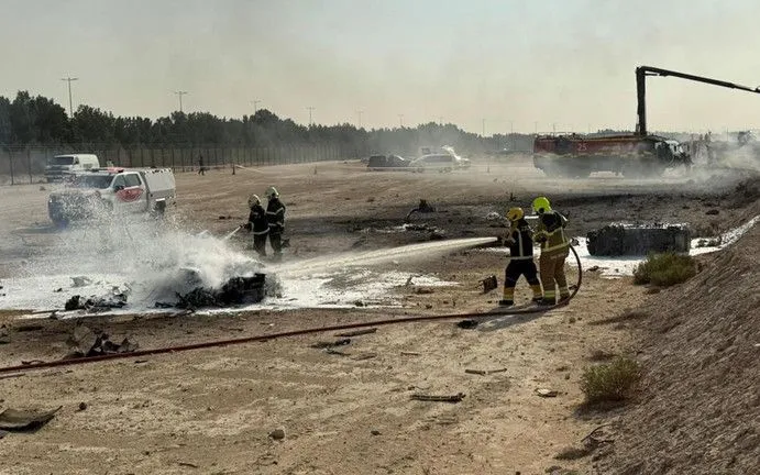 Lực lượng cứu hộ có mặt tại hiện trường vụ máy bay Tejas của Ấn Độ bị rơi, ngày 21/11/2025 (Ảnh: Văn phòng Truyền thông Dubai/AP)