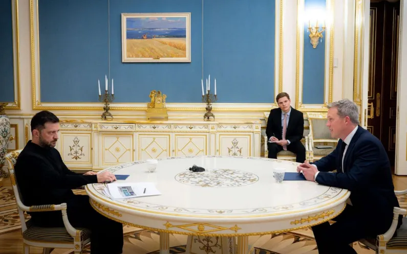 Tổng thống Ukraine Zelensky (trái) hội đàm với Bộ trưởng Lục quân Mỹ Daniel Driscoll tại Kiev, ngày 20/11 (Ảnh: AFP/Yonhap)