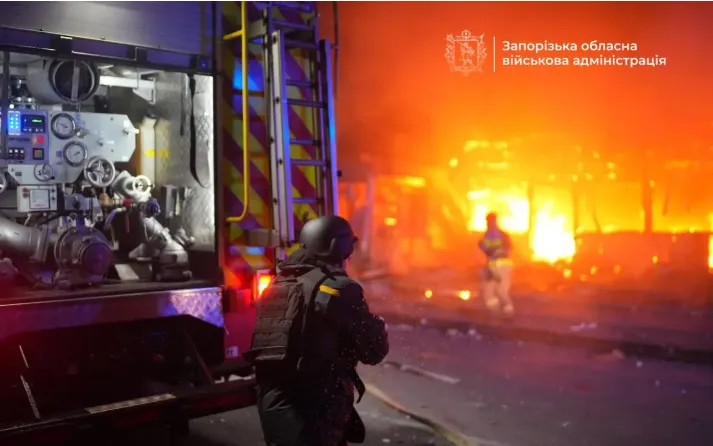 Lực lượng cứu hộ ứng phó với một tòa nhà đang bốc cháy sau cuộc tấn công của Nga vào Zaporizhzhia, đêm 20/11/2025 (Ảnh: Ivan Fedorov/Telegram)