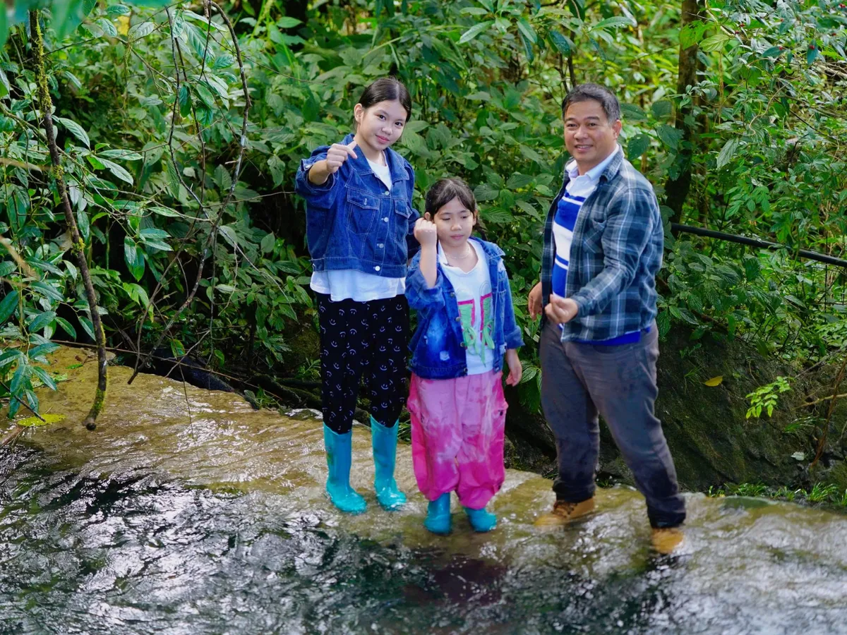 Cha con vạn dặm: Ông bố đưa con gái lên núi trồng sâm và những bài học giá trị  - Ảnh 1.