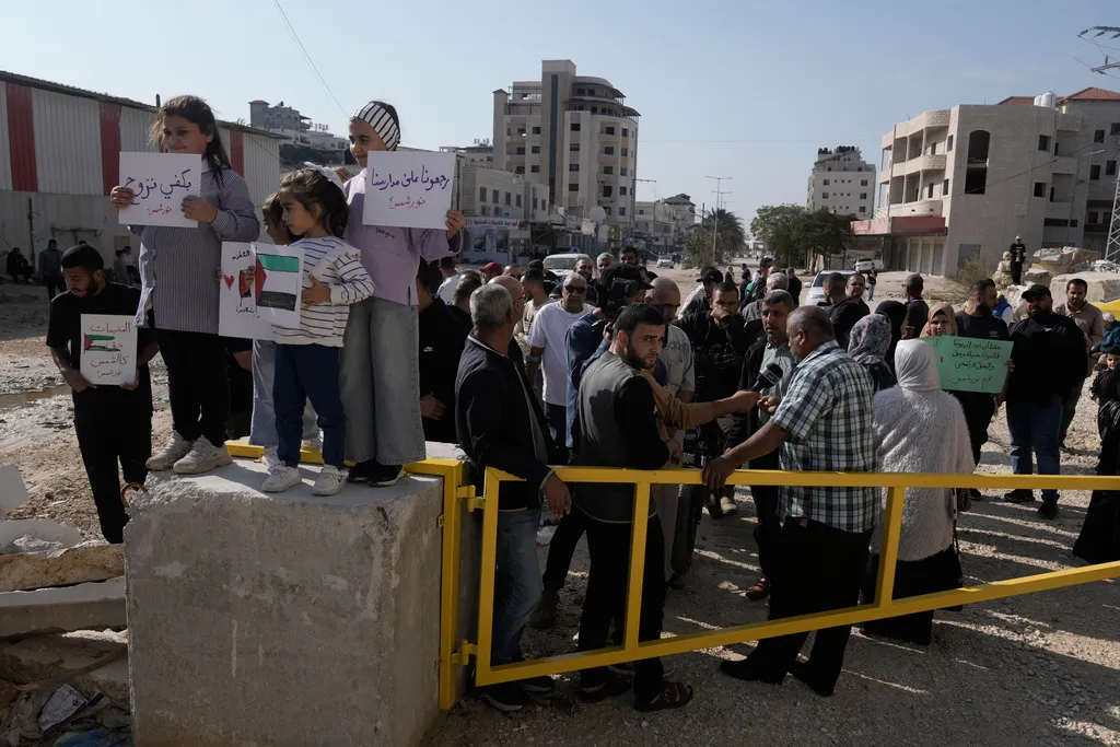 Israel bị cáo buộc phạm tội ác chiến tranh trong vụ trục xuất người dân Bờ Tây - Ảnh 2.