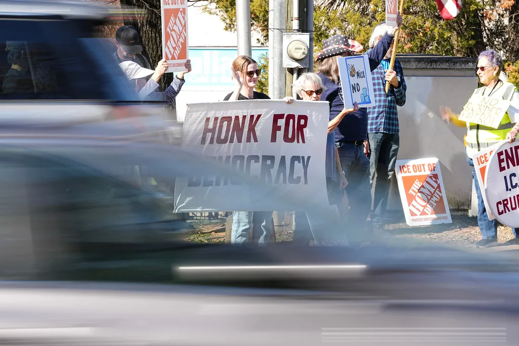 Mỹ bắt giữ hơn 250 người trong chiến dịch trấn áp nhập cư tại North Carolina - Ảnh 2.