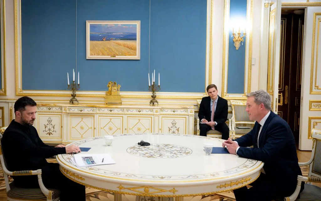 Tổng thống Ukraine Volodymyr Zelensky (trái) hội đàm với Bộ trưởng Lục quân Hoa Kỳ Dan Driscoll tại Kiev, ngày 20/11/2025 (Ảnh: AP)