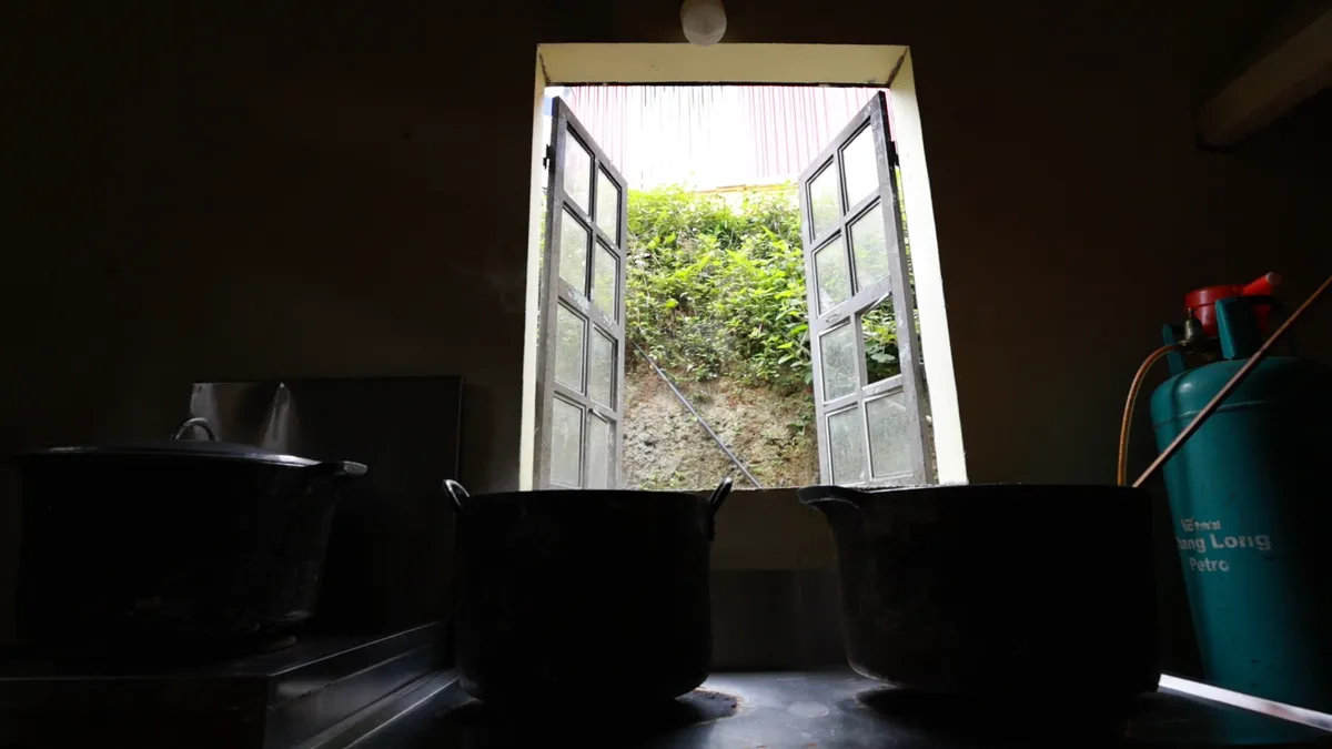 Mùa đông khắc nghiệt và nỗi lo từ khu vệ sinh xuống cấp của trường Sàng Ma Sáo- Ảnh 5. Mùa đông khắc nghiệt và nỗi lo từ khu vệ sinh xuống cấp của trường Sàng Ma Sáo- Ảnh 5.