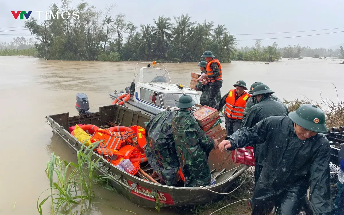 Một lực lượng lớn cán bộ, chiến sĩ, phương tiện nỗ lực cứu hộ, cứu nạn người dân trong điều kiện mưa lớn kéo dài, giá lạnh và nước ngập sâu.