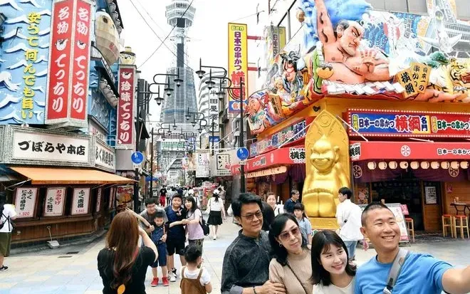 Khách Trung Quốc đồng loạt hủy kế hoạch đến Nhật do căng thẳng ngoại giao leo thang giữa hai nước (Ảnh minh họa: Asahi)