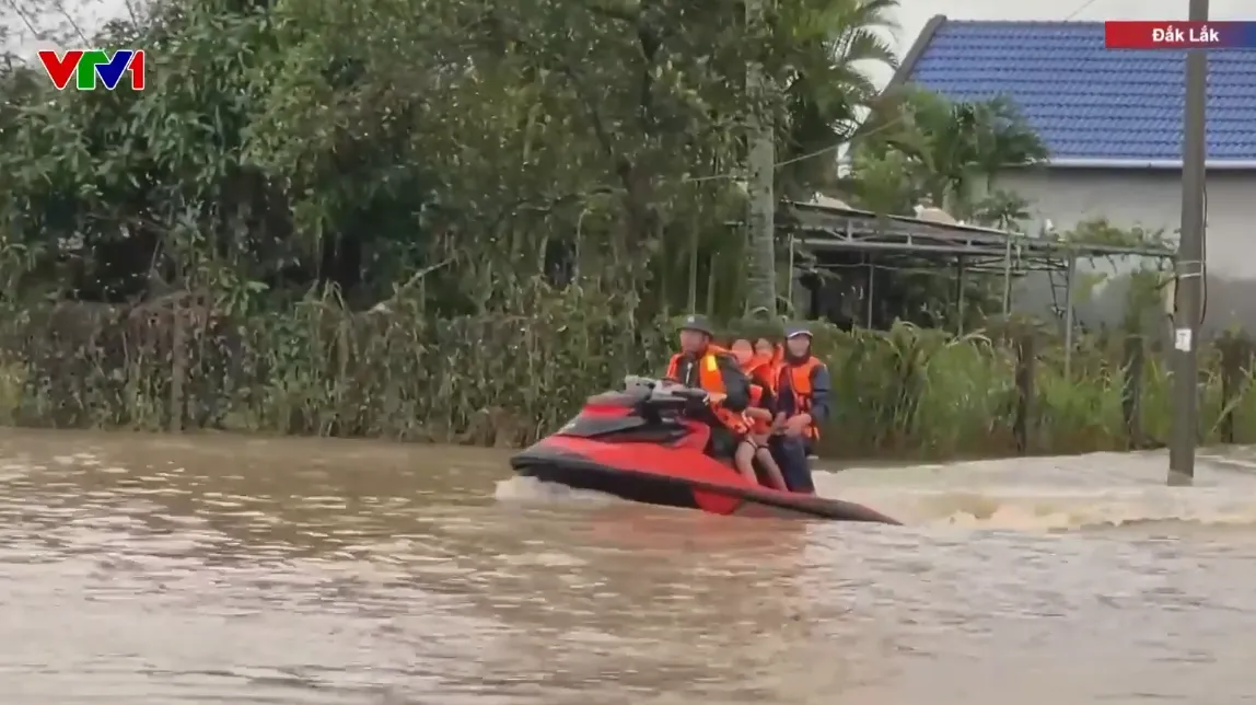 Nước tại Đắk Lắk rút nhanh, lực lượng cứu hộ tiếp tục ứng cứu hộ dân bị ngập - Ảnh 2.