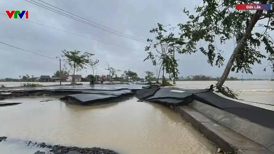 Nước tại Đắk Lắk rút nhanh, lực lượng cứu hộ tiếp tục ứng cứu hộ dân bị ngập - Ảnh 1.