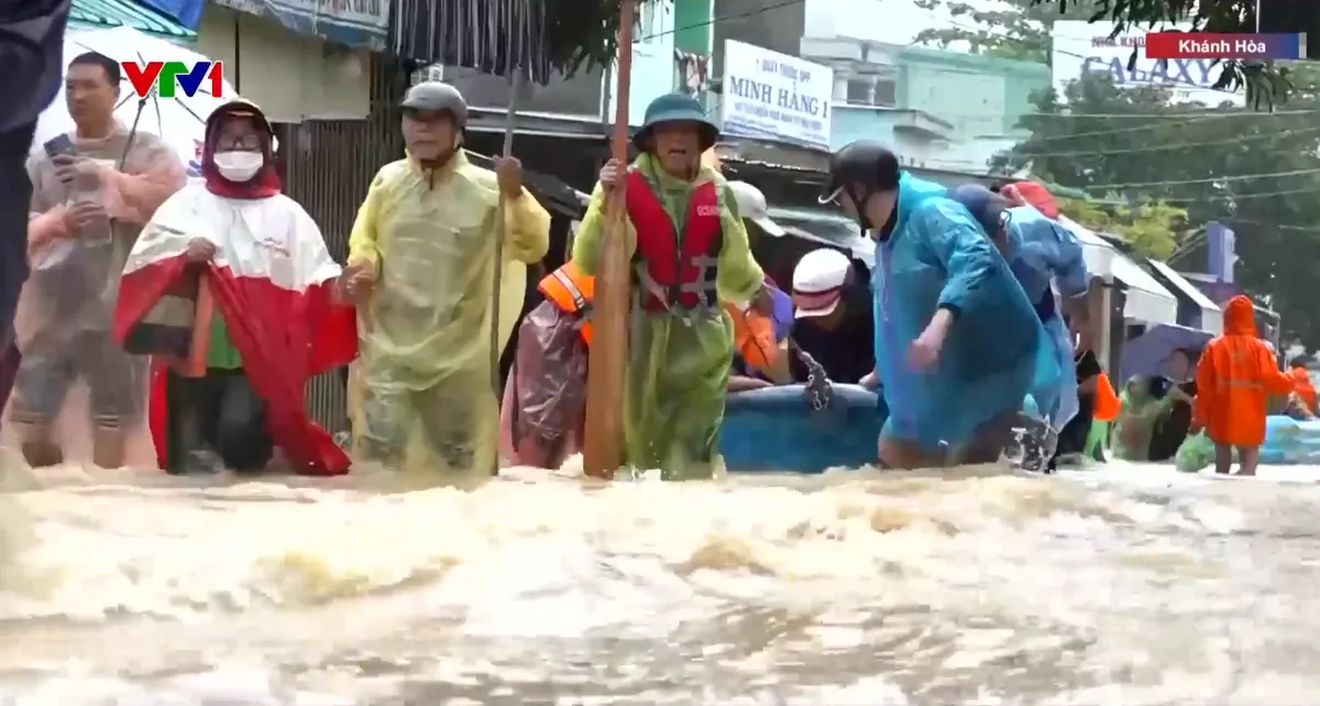 Nước lũ lên nhanh và bất ngờ, nhiều người dân Khánh Hòa trắng đêm không ngủ - Ảnh 2.