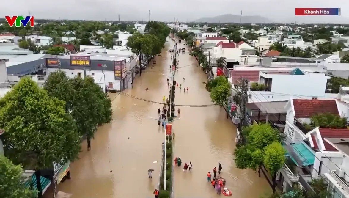 Nước lũ lên nhanh và bất ngờ, nhiều người dân Khánh Hòa trắng đêm không ngủ - Ảnh 1.