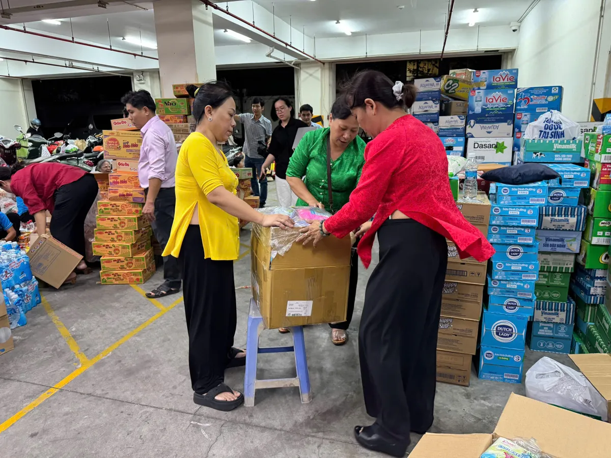 TP Hồ Chí Minh chuyển gấp 15 tấn hàng cho đồng bào vùng lũ - Ảnh 1.