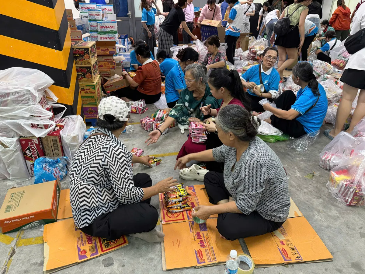 TP Hồ Chí Minh chuyển gấp 15 tấn hàng cho đồng bào vùng lũ - Ảnh 2.