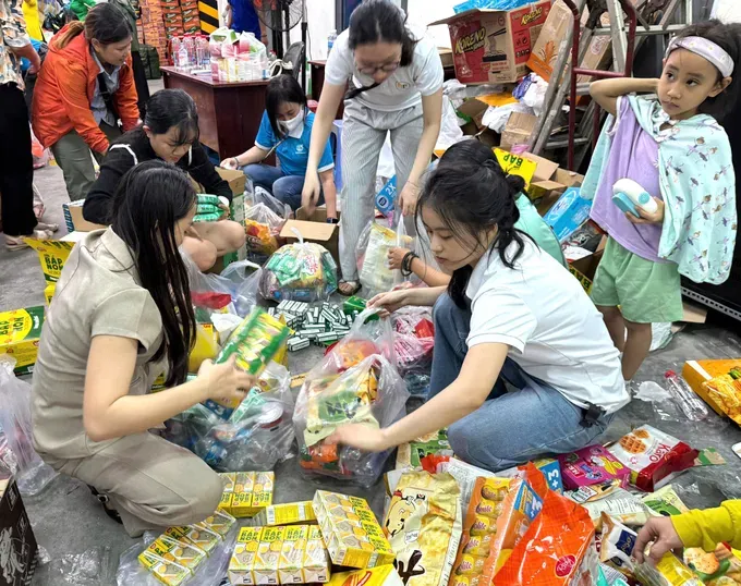 TP Hồ Chí Minh chuyển gấp 15 tấn hàng cho đồng bào vùng lũ - Ảnh 3.