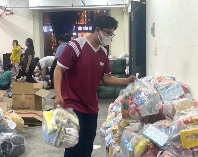 TP Hồ Chí Minh chuyển gấp 15 tấn hàng cho đồng bào vùng lũ - Ảnh 4.