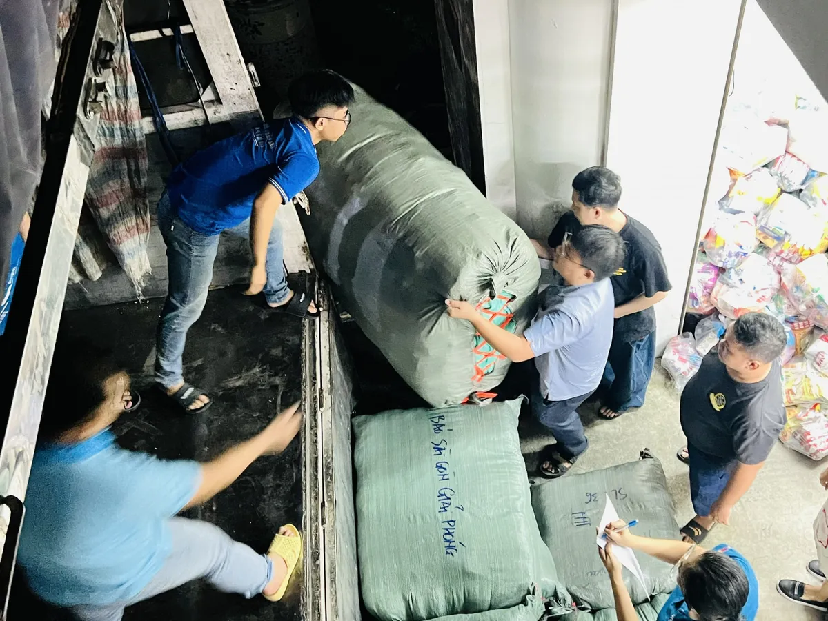 TP Hồ Chí Minh chuyển gấp 15 tấn hàng cho đồng bào vùng lũ - Ảnh 7.