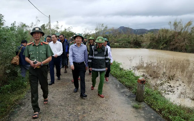 Phó Thủ tướng Lê Thành Long kiểm tra công tác khắc phục, thăm hỏi người dân vùng ngập lụt tại Gia Lai - Ảnh: VGP
