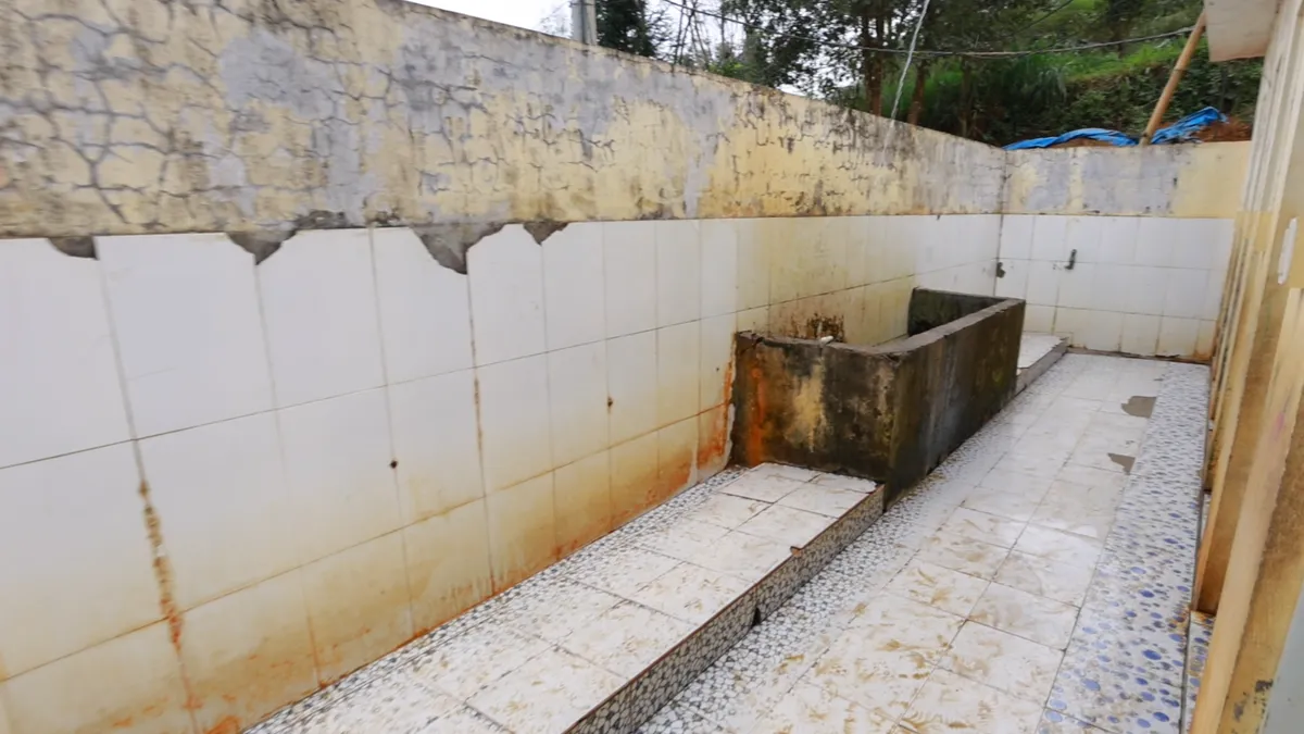 Mùa đông khắc nghiệt và nỗi lo từ khu vệ sinh xuống cấp của trường Sàng Ma Sáo- Ảnh 3. Mùa đông khắc nghiệt và nỗi lo từ khu vệ sinh xuống cấp của trường Sàng Ma Sáo- Ảnh 3.