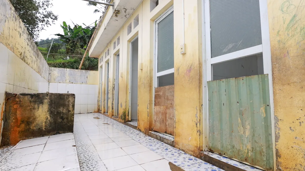 Mùa đông khắc nghiệt và nỗi lo từ khu vệ sinh xuống cấp của trường Sàng Ma Sáo- Ảnh 1. Mùa đông khắc nghiệt và nỗi lo từ khu vệ sinh xuống cấp của trường Sàng Ma Sáo- Ảnh 1.