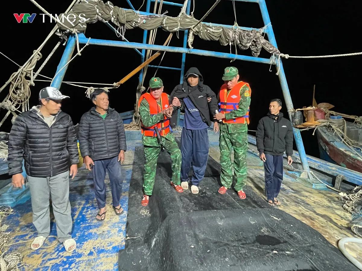 Đồn Biên phòng Cát Bà cấp cứu thuyền viên bị tai nạn lao động nghiêm trọng trong đêm- Ảnh 1.