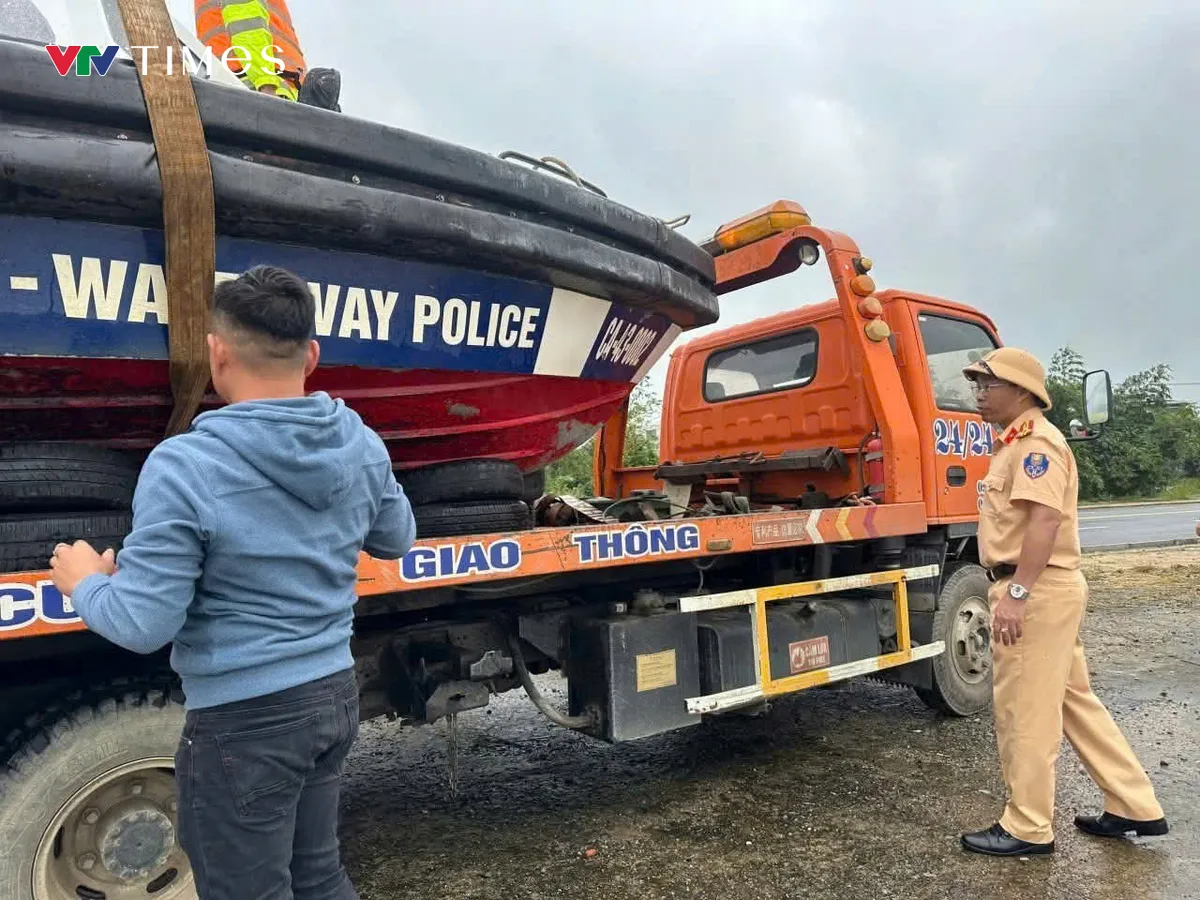 Cảnh sát giao thông Đà Nẵng khẩn cấp chi viện cho tỉnh Đắk Lắk ứng phó thiên tai - Ảnh 1.