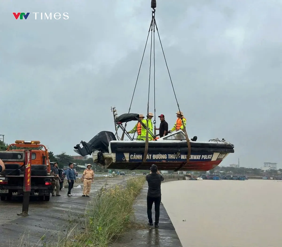 Cảnh sát giao thông Đà Nẵng khẩn cấp chi viện cho tỉnh Đắk Lắk ứng phó thiên tai - Ảnh 2.