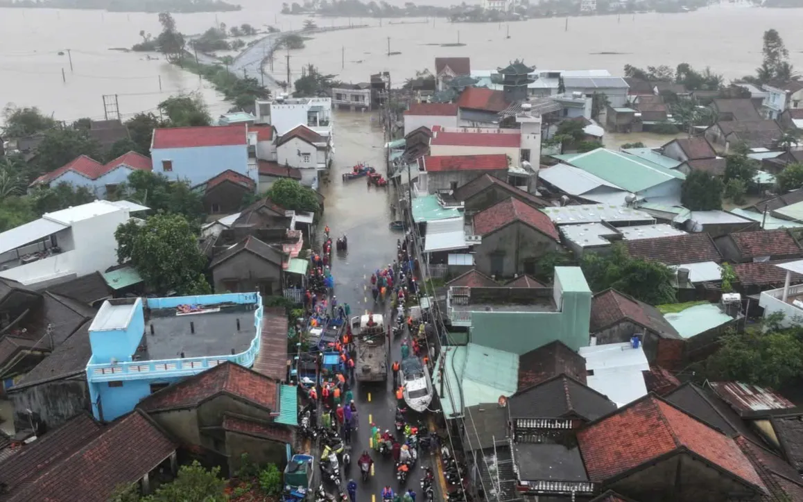 Huy động tàu thuyền của ngư dân để phối hợp cứu nạn, cứu hộ tại các khu vực nước ngập sâu, chạy xiết.