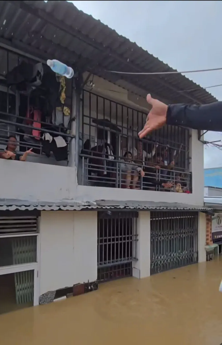 Khánh Hòa: Vào vùng ngập sâu tiếp tế lương thực cho bà con- Ảnh 5.