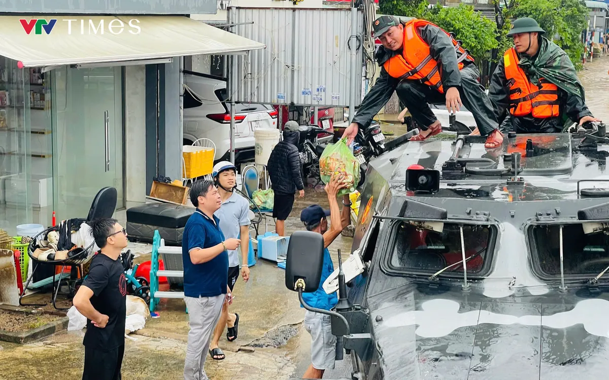 Xe thiết giáp Quân khu 5 vượt lũ xiết cứu dân Đắk Lắk.