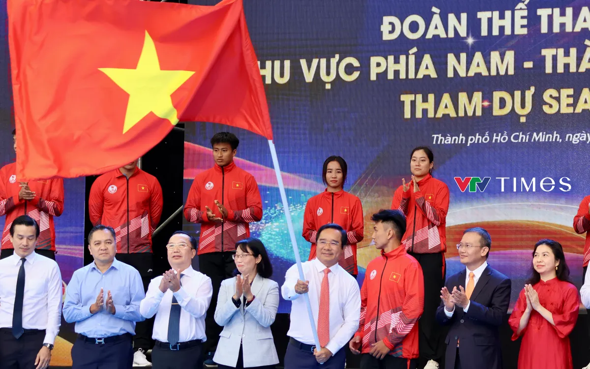 Ông Nguyễn Văn Được – Chủ tịch Ủy ban nhân dân TP Hồ Chí Minh trong nghi thức trao cờ cho các VĐV. 