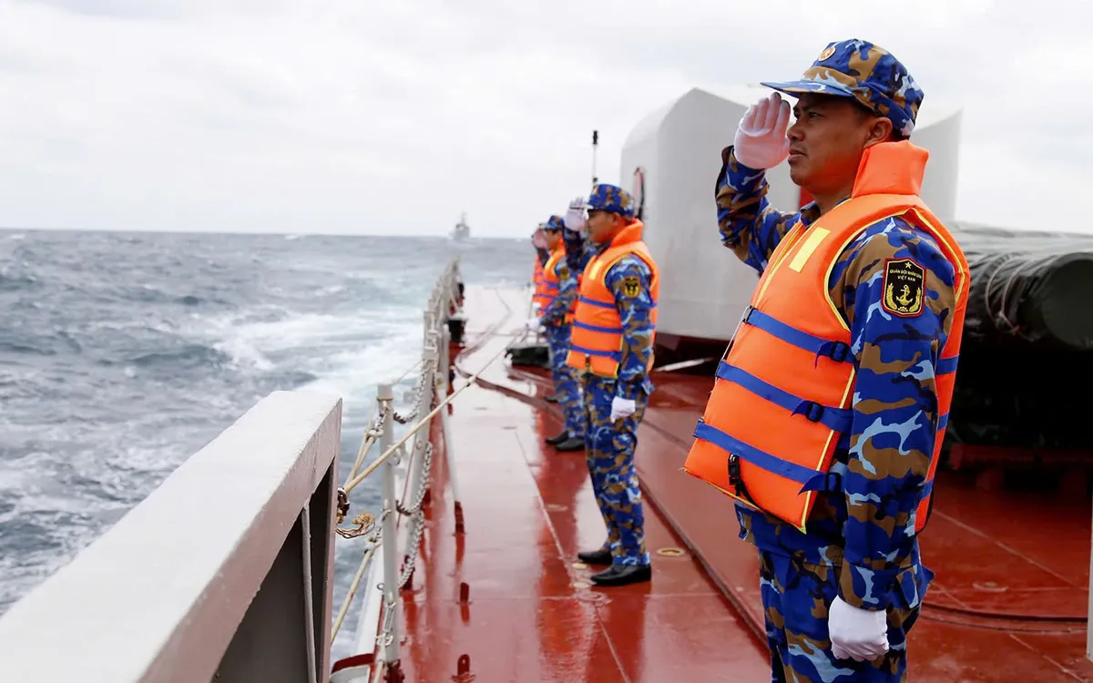 7.	Thủy thủ Hải quân 2 nước thực hiện nghi thức chào nhau trên biển