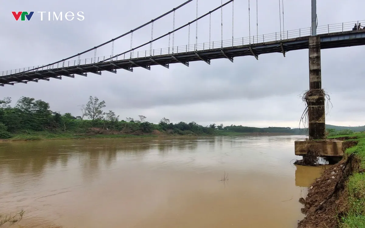 Cầu treo Bến Mươi lộ móng cột trụ sau những trận bão lũ vừa qua. Ảnh Ngọc Quân.
