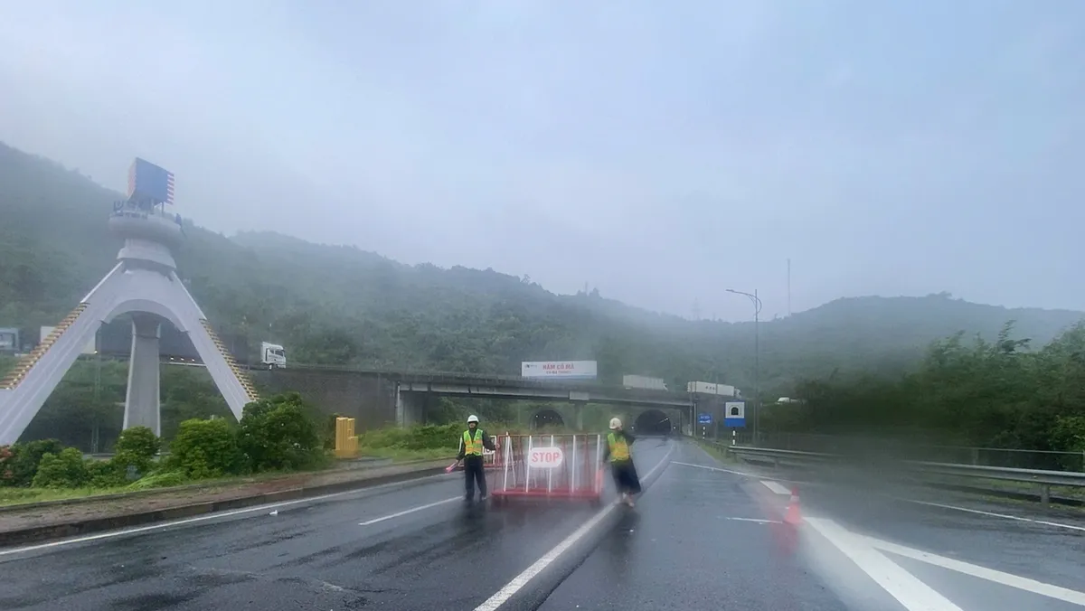 Kẹt xe tại hai đầu Đèo Cả, giao thông tê liệt giữa ranh Khánh Hòa - Đắk Lắk - Ảnh 5.