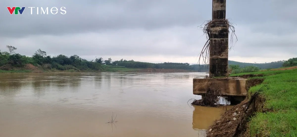 Nghệ An: Cầu treo bị x&oacute;i lở, người d&acirc;n mong muốn nhanh ch&oacute;ng khắc phục - Ảnh 1.