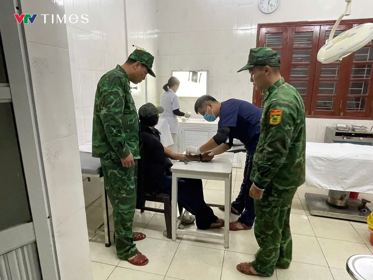 Đồn Biên phòng Cát Bà cấp cứu thuyền viên bị tai nạn lao động nghiêm trọng trong đêm- Ảnh 2.