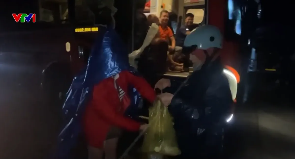 Quốc lộ 1 ngập sâu, hàng dài xe nối đuôi, người dân nấu cơm hỗ trợ người mắc kẹt- Ảnh 1. Quốc lộ 1 ngập sâu, hàng dài xe nối đuôi, người dân nấu cơm hỗ trợ người mắc kẹt- Ảnh 1.