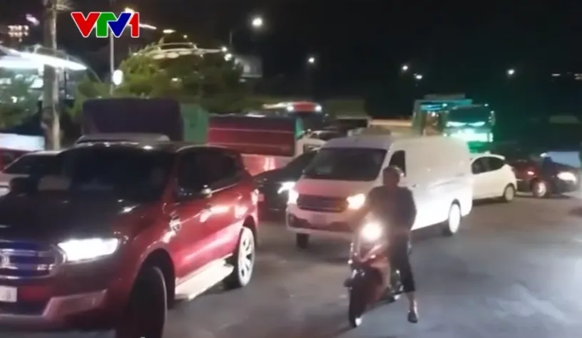 Quốc lộ 1 ngập sâu, hàng dài xe nối đuôi, người dân nấu cơm hỗ trợ người mắc kẹt- Ảnh 2. Quốc lộ 1 ngập sâu, hàng dài xe nối đuôi, người dân nấu cơm hỗ trợ người mắc kẹt- Ảnh 2.