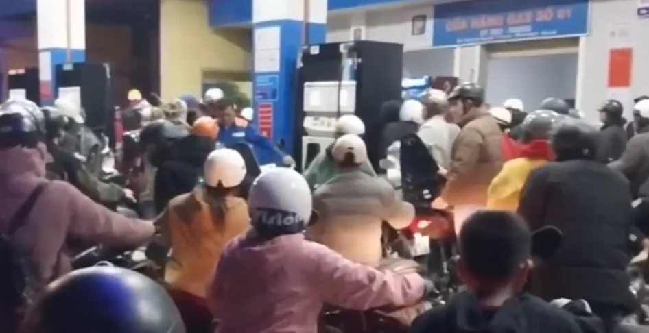 Quốc lộ 1 ngập sâu, hàng dài xe nối đuôi, người dân nấu cơm hỗ trợ người mắc kẹt- Ảnh 3. Quốc lộ 1 ngập sâu, hàng dài xe nối đuôi, người dân nấu cơm hỗ trợ người mắc kẹt- Ảnh 3.