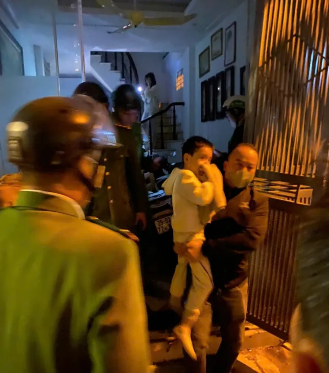 Cứu nạn thành công nhiều người dân trong 2 vụ cháy liên tiếp ở Hà Nội - Ảnh 3.